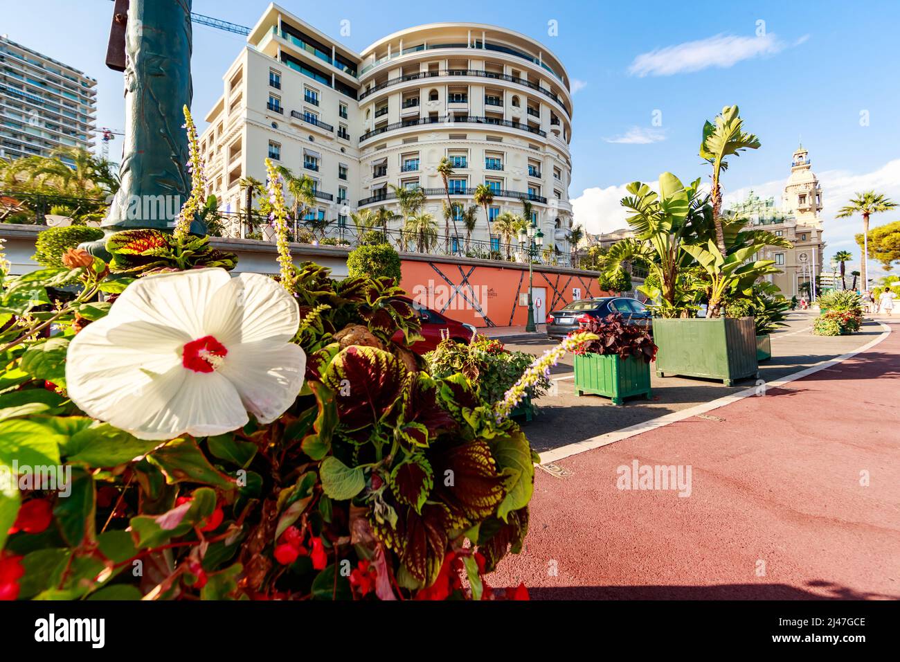 Monaco, Monte-Carlo, 21 août 2017 : boutiques de marque près de l'hôtel Paris et du Casino Monte-Carlo au coucher du soleil, vie de luxe, voitures chères, grand angle Banque D'Images