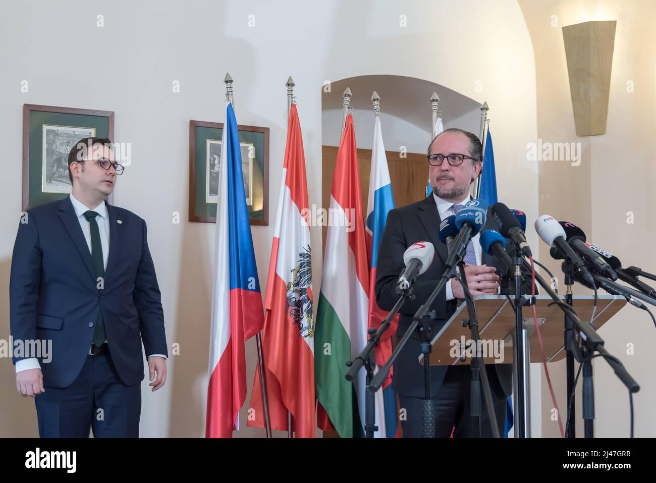 Stirin, République tchèque. 12th avril 2022. Le ministre autrichien des Affaires étrangères Alexander Schallenberg (R) et le ministre tchèque des Affaires étrangères Jan Lipavsky ont assisté à la conférence de presse conjointe du groupe des ministres européens des Affaires étrangères du Centre 5 (C5) au château de Stirin près de Prague. Central (C5) le groupe européen des ministres des affaires étrangères a été créé en 2020 dans le but de coopérer étroitement à la lutte contre la pandémie du virus corona. En raison de la situation actuelle, les ministres ont discuté de l'agression russe contre l'Ukraine. (Photo de Tomas Tkachik/SOPA Images/Sipa USA) crédit: SIPA USA/Alay Live News Banque D'Images