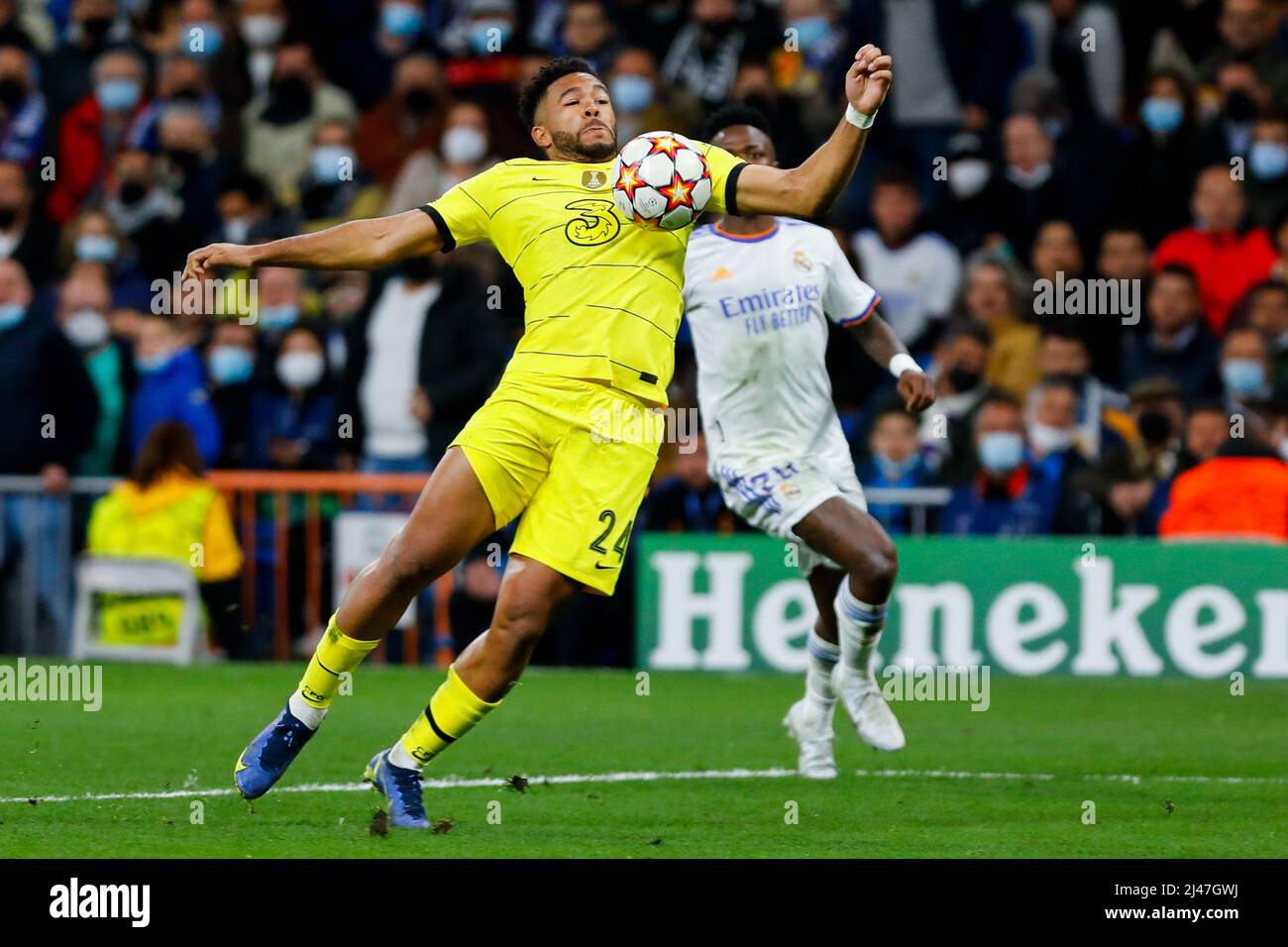 MADRID, ESPAGNE - AVRIL 12 : Reece James du FC Chelsea lors de la finale de la Ligue des champions de l'UEFA, match de 2nd jambes entre le Real Madrid et Chelsea à l'Estadio Santiago Bernabeu le 12 avril 2022 à Madrid, Espagne (photo de DAX Images/Orange Pictures) Banque D'Images