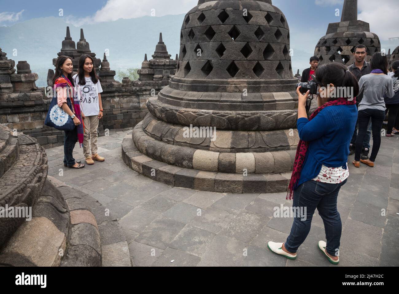 Borobudur, à Java, en Indonésie. Des amis de tourisme' photo. Banque D'Images