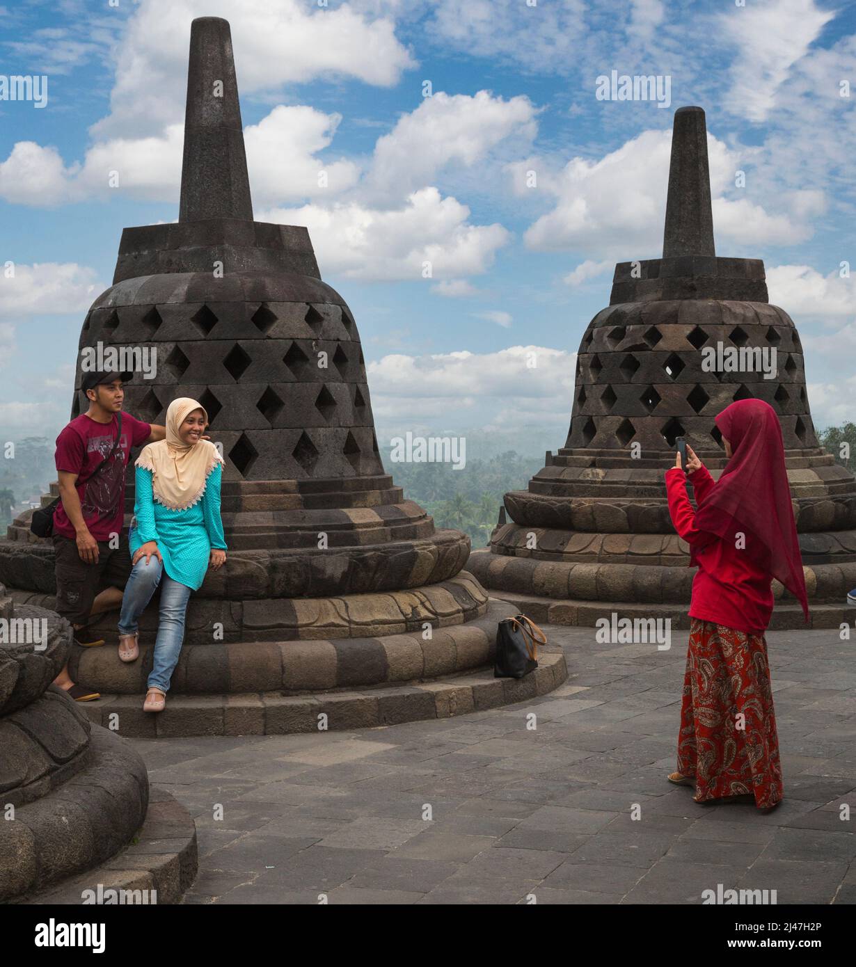 Borobudur, à Java, en Indonésie. Femme indonésienne Photographie Jeune couple. Banque D'Images