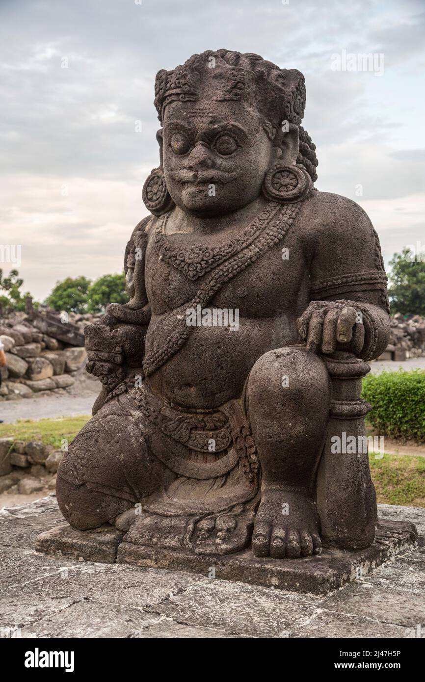 Yogyakarta, Java, Indonésie. Complexe du Temple bouddhiste de Plaosan. Statue de Dvarapala, une statue de gardien, élément architectural de la culture hindoue-bouddhiste. Banque D'Images