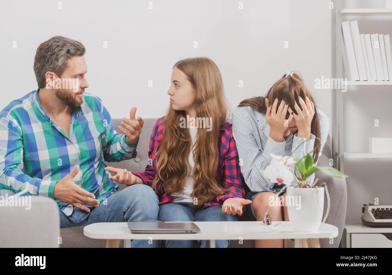 Mauvais parents.Couple avec enfant adolescent discutant des problèmes dans la famille avec le psychologue de famille.Conflits familiaux et couple conjugal avec crise d'enfants Banque D'Images