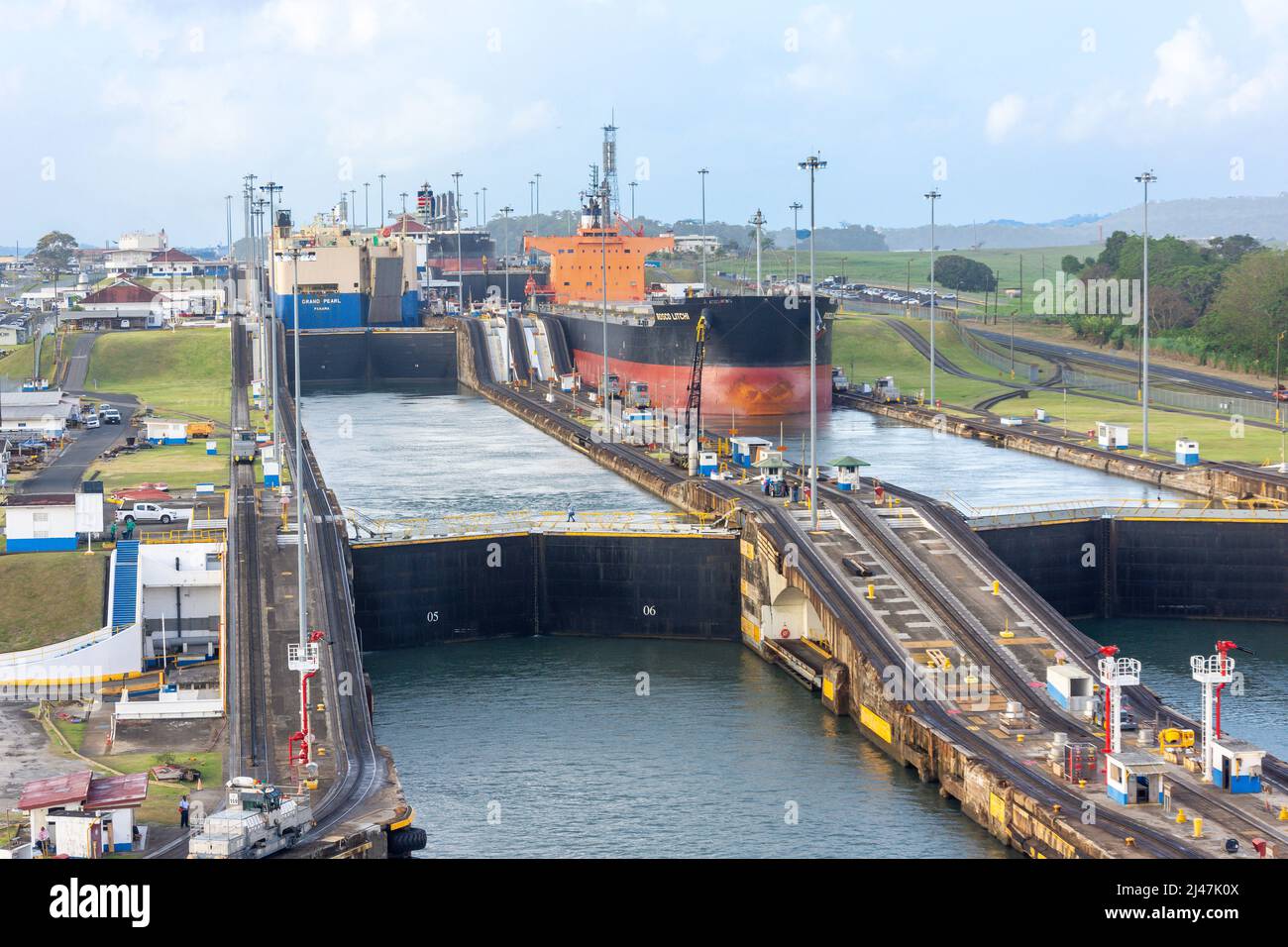 Gros navires de transport de vrac dans les écluses de Gatun, canal de Panama, Colon, province de Colon, Repubic du Panama Banque D'Images
