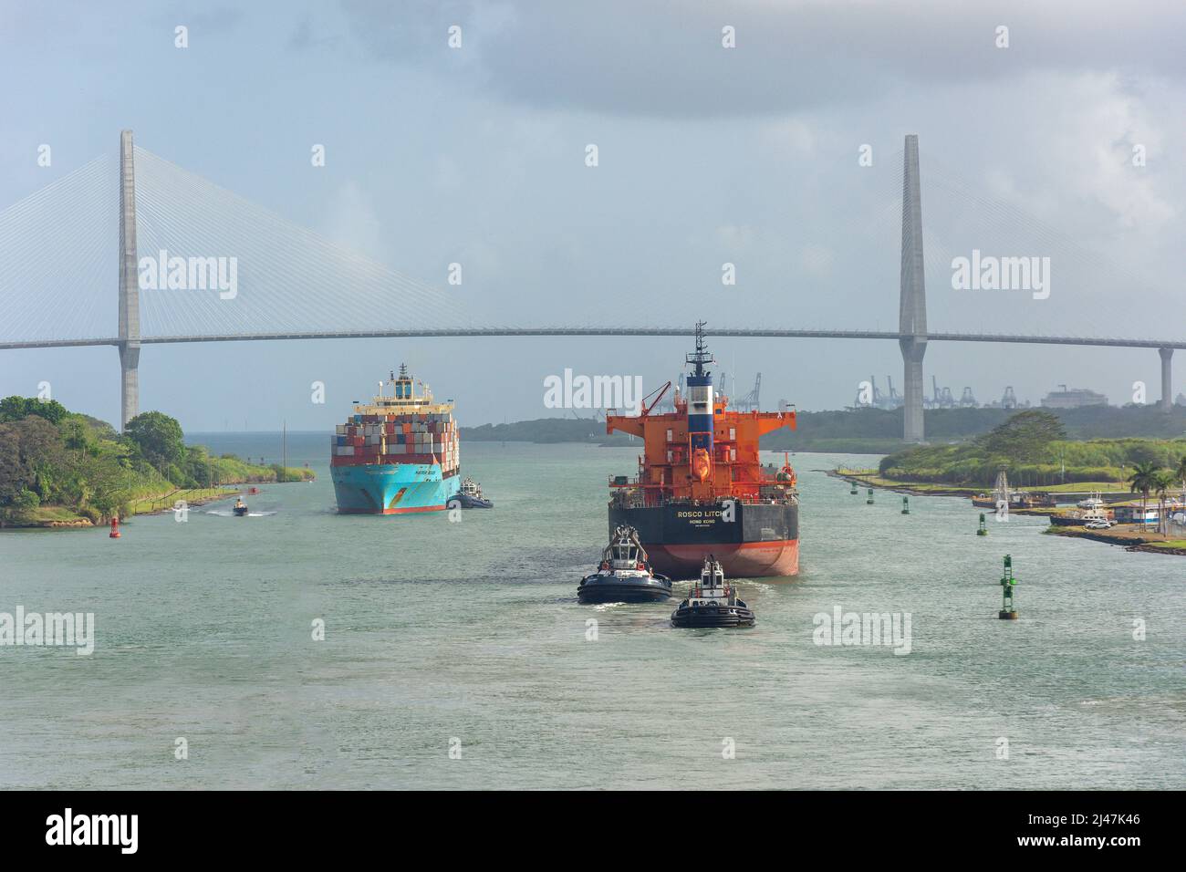 Navires de transport de vrac et Puente Atlantico (pont Atlantique) à l'entrée du canal de Panama, Colon, province de Colon, Repubic du Panama, Banque D'Images