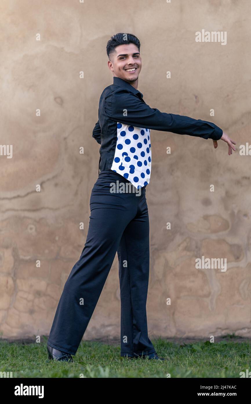 portrait complet d'une danseuse de flamenco souriante vêtue de noir avec un gilet à pois Banque D'Images