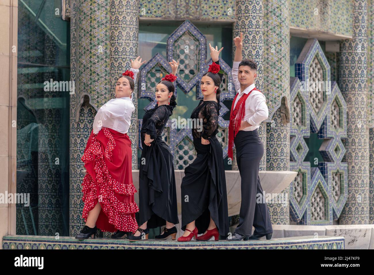 De jeunes danseurs de flamenco se posent devant une fontaine de style Mudejar Banque D'Images