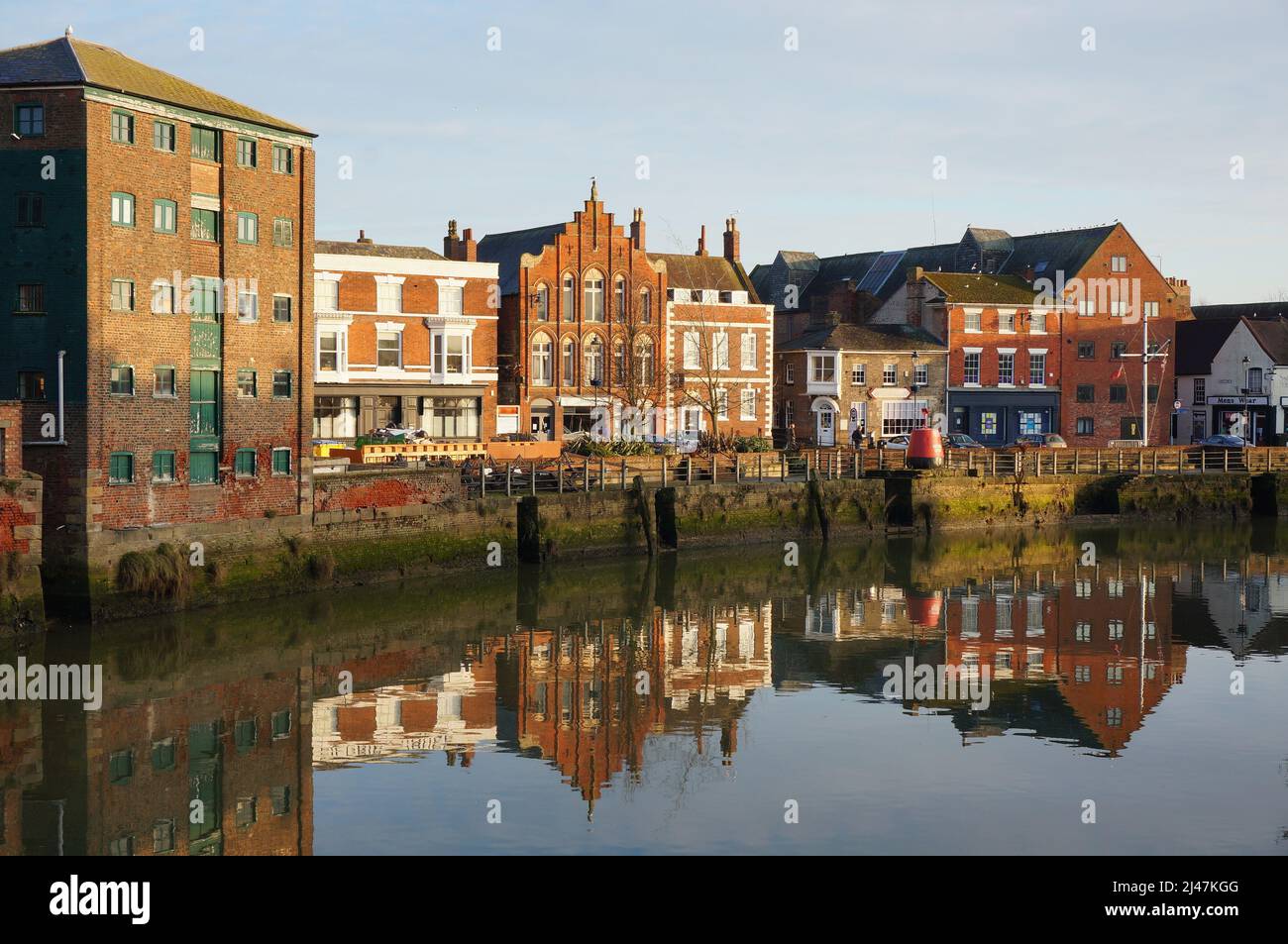 Plusieurs bâtiments de style hollandais sur South Street le long de la rivière Haven avec des reflets d'eau Banque D'Images