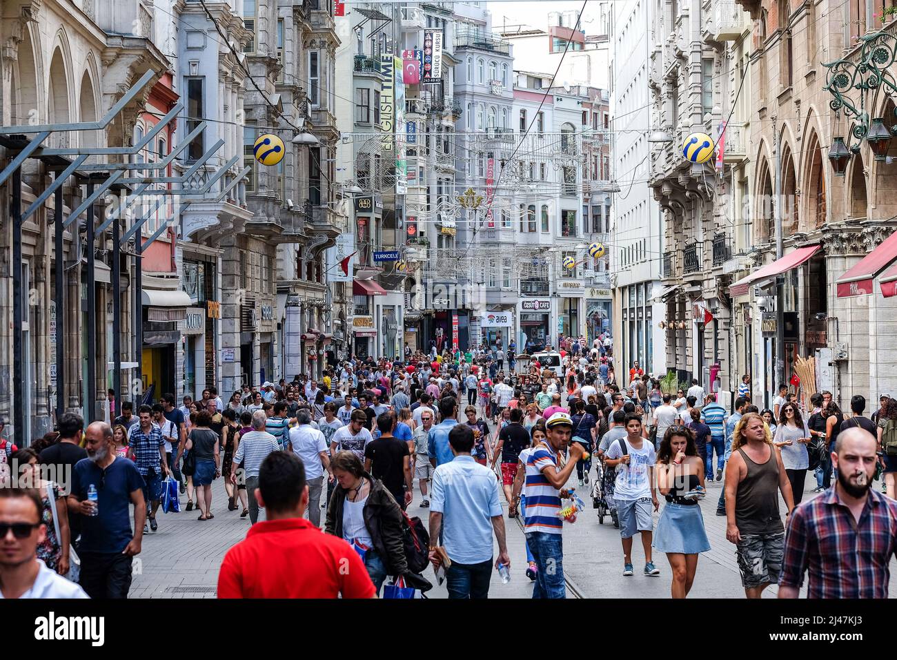 Istanbul-Turquie, 07 12 2014: Sur la rue Istiklal, l'une des rues les plus fréquentées d'Istanbul, les gens bondés se rassemblent pour faire du shopping et visiter. Banque D'Images