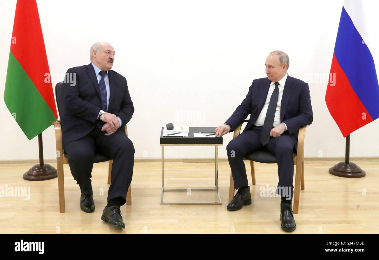 Blagoveschensk, Russie. 12th avril 2022. Le président russe Vladimir Poutine, à droite, tient une rencontre en face à face avec le président biélorusse Alexandre Loukachenko, lors d’une visite du complexe de lancement spatial d’Amur au Cosmodrome de Vostochny, le 12 avril 2022 près de Blagoveschensk, région d’Amur, Russie. Credit: Mikhail Klimentyev/Kremlin Pool/Alamy Live News Banque D'Images