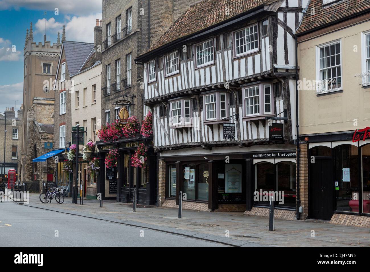 Royaume-uni, Angleterre, Cambridge. La rue Bridge, pubs et magasins, tôt le matin. Banque D'Images