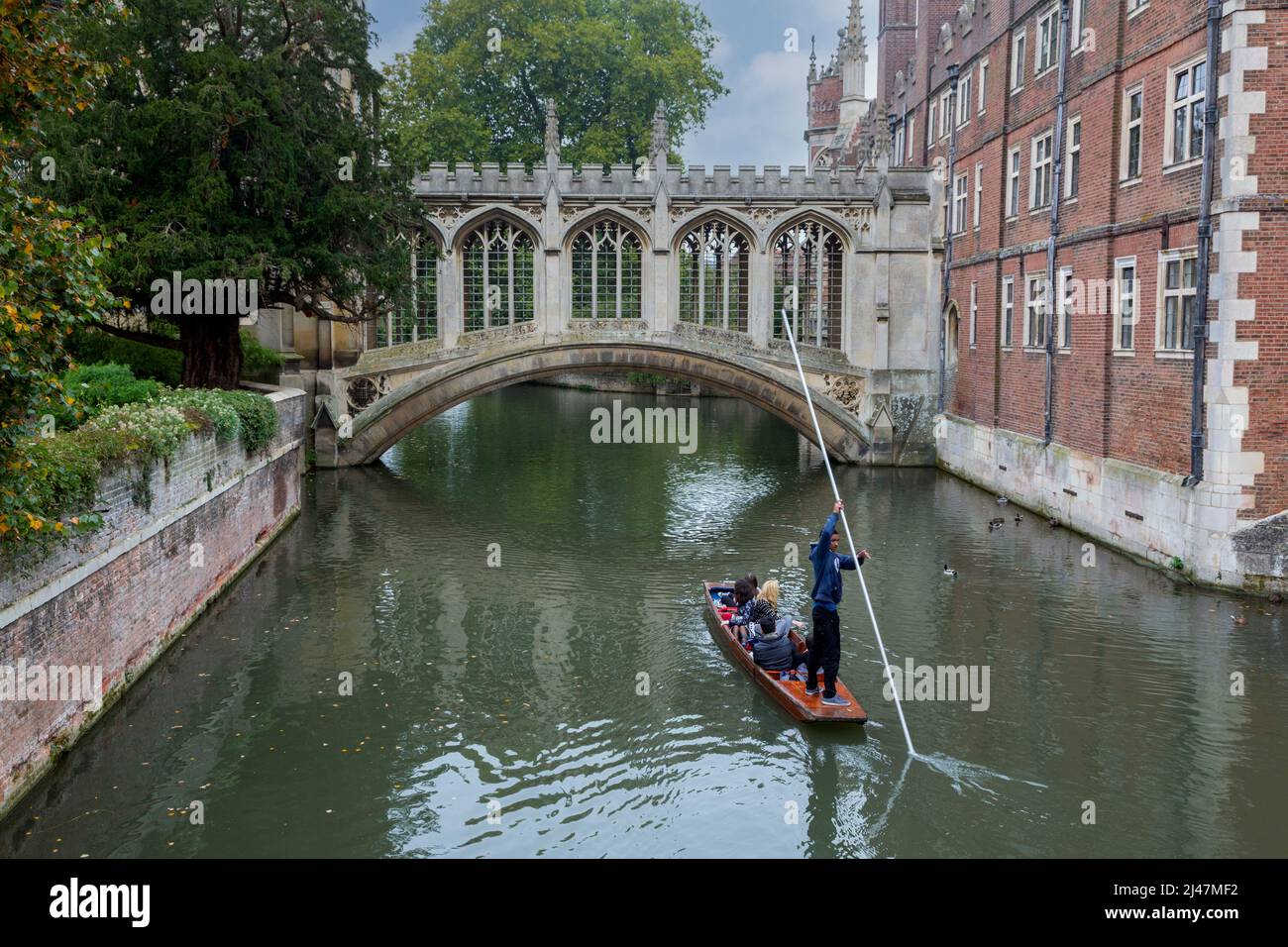 Royaume-uni, Angleterre, Cambridge. Rivière Cam et le Pont des Soupirs, St John's College. Banque D'Images