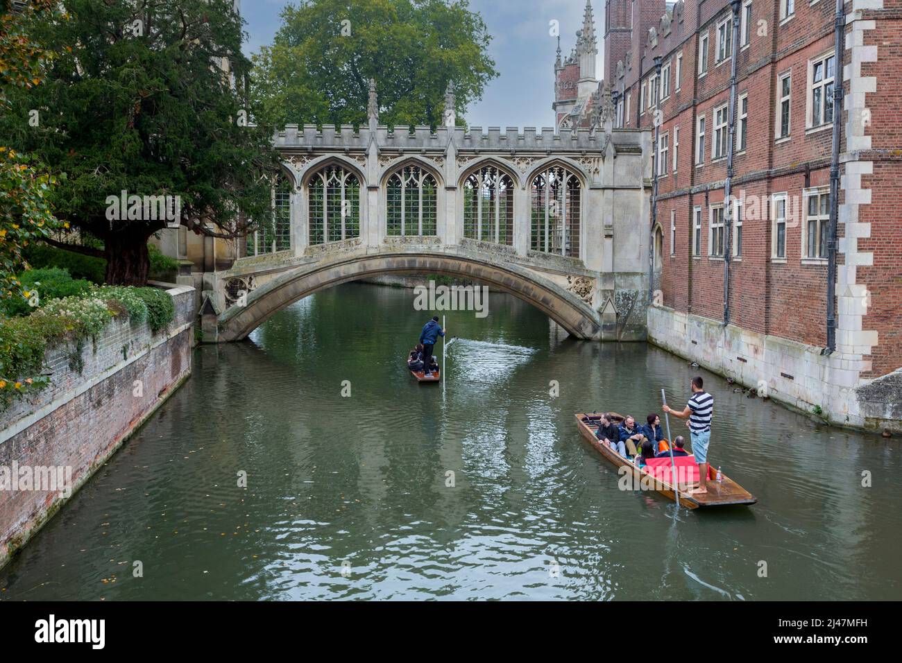 Royaume-uni, Angleterre, Cambridge. Rivière Cam et le Pont des Soupirs, St John's College. Banque D'Images