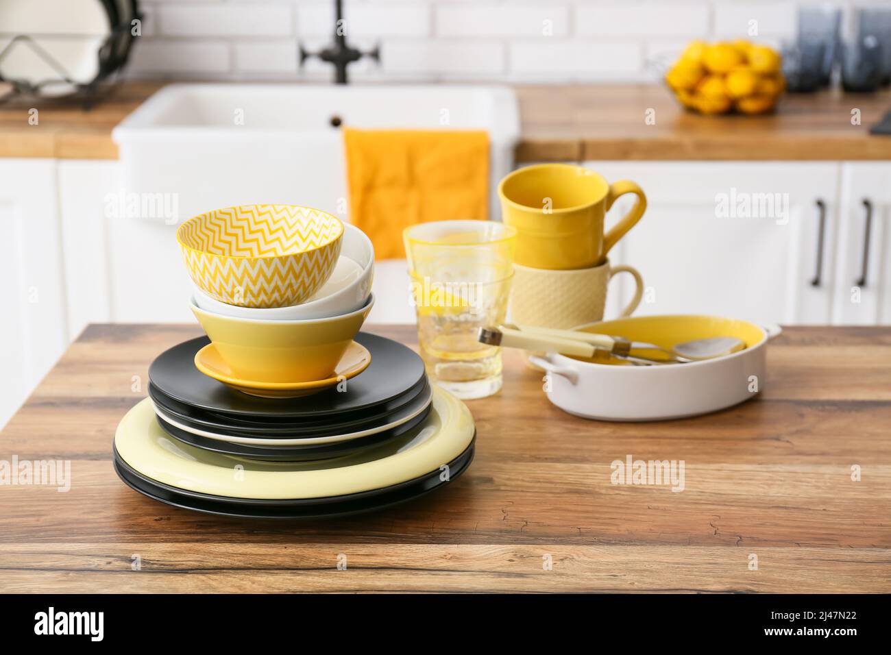Vaisselle moderne sur le comptoir dans la cuisine Photo Stock - Alamy