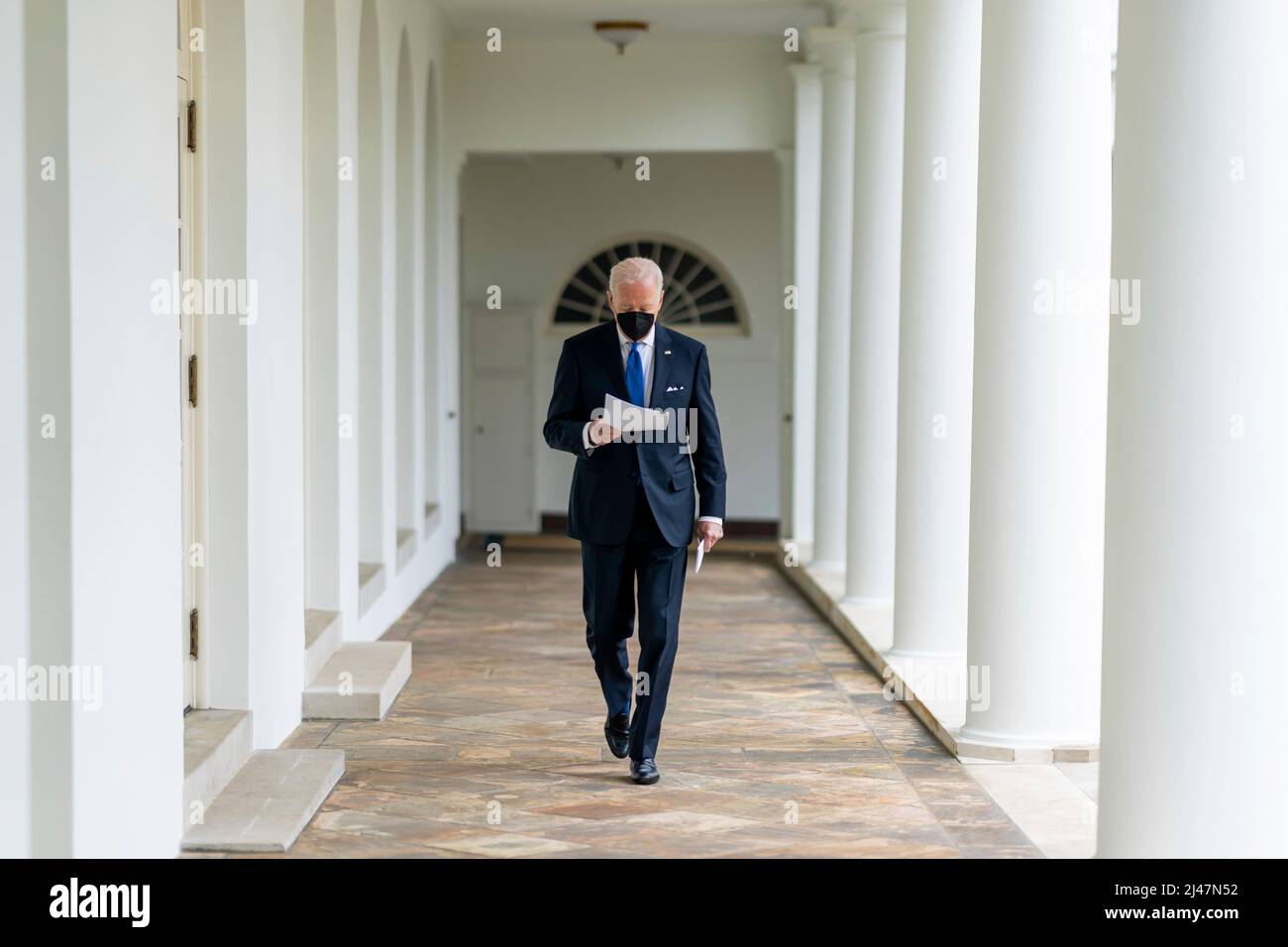 Washington, États-Unis d'Amérique. 14 février 2022. Le président américain Joe Biden se rend au bureau ovale dans toute la West Colonnade après être revenu d'un voyage à Camp David à la Maison Blanche le 14 février 2022 à Washington, D.C. Credit: Cameron Smith/White House photo/Alay Live News Banque D'Images