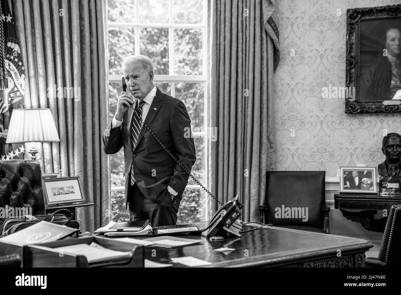 Washington, États-Unis d'Amérique. 28 janvier 2021. Le président américain Joe Biden parle par téléphone au maire de Pittsburgh, Ed Gainey, de l'effondrement du pont quelques heures avant que les présidents ne se rendent au bureau ovale de la Maison Blanche, le 28 janvier 2022 à Washington, D.C. Credit: Erin Scott/White House photo/Alay Live News Banque D'Images