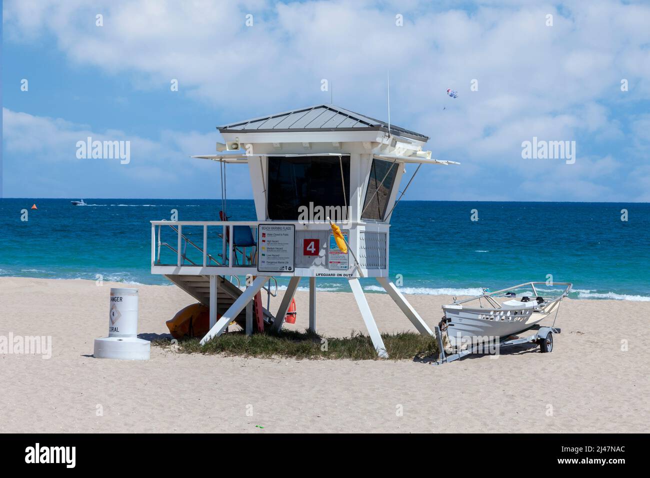 Pi. Lauderdale, Floride. Scène de plage. Shack du maître-nageur, ParaSailer en arrière-plan. Banque D'Images