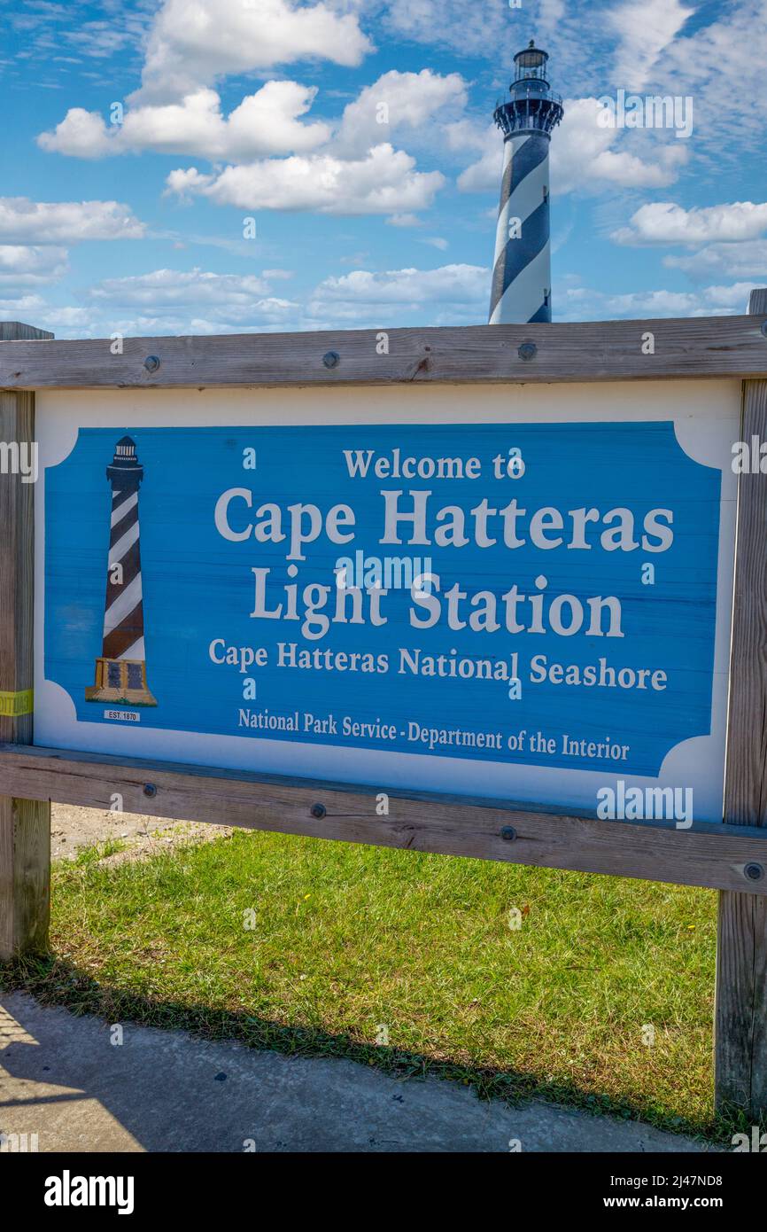 Outer Banks, Caroline du Nord. Le phare de Cape Hatteras et signe. Banque D'Images