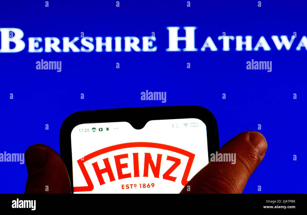 Allemagne. 10th avril 2022. Dans cette illustration, le logo de H. J. Heinz Company est affiché sur un écran de smartphone avec un logo Berkshire Hathaway Inc. En arrière-plan. (Credit image: © Igor Golovniov/SOPA Images via ZUMA Press Wire) Banque D'Images