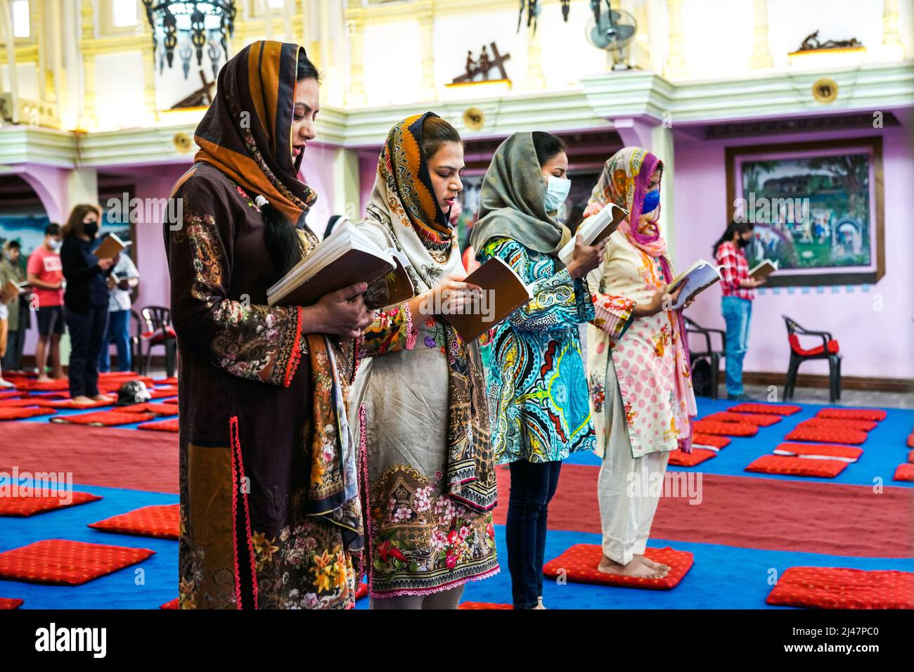 Dévorer les femmes chrétiennes lors de la messe du dimanche à la cathédrale catholique de l'Assomption à Katmandou, Népal, Asie Banque D'Images