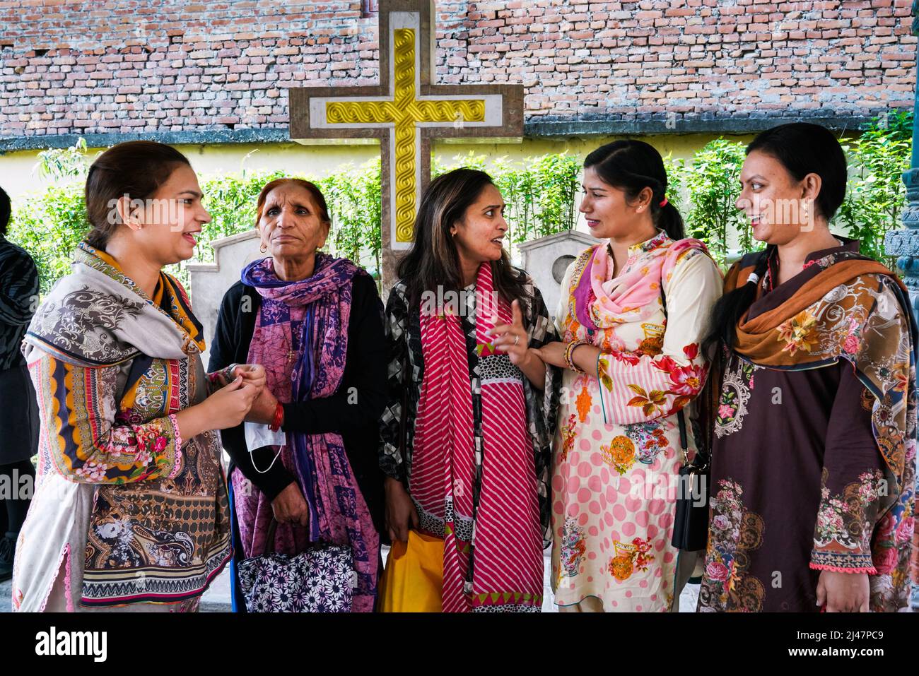 Dévorer les femmes chrétiennes lors de la messe du dimanche à la cathédrale catholique de l'Assomption à Katmandou, Népal, Asie Banque D'Images
