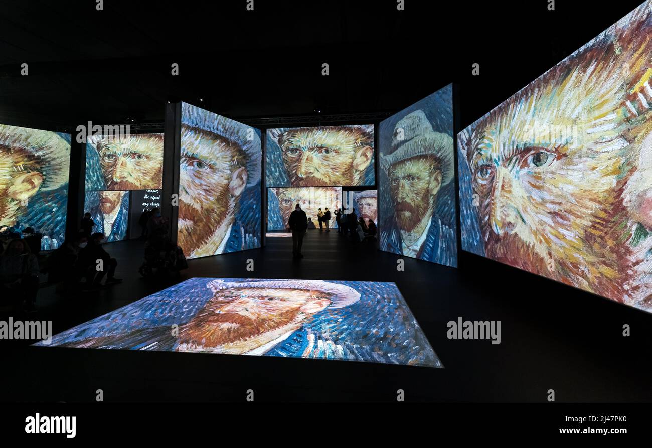 Personnes regardant l'exposition d'art Van Gogh Alive, Édimbourg, Écosse, Royaume-Uni Banque D'Images