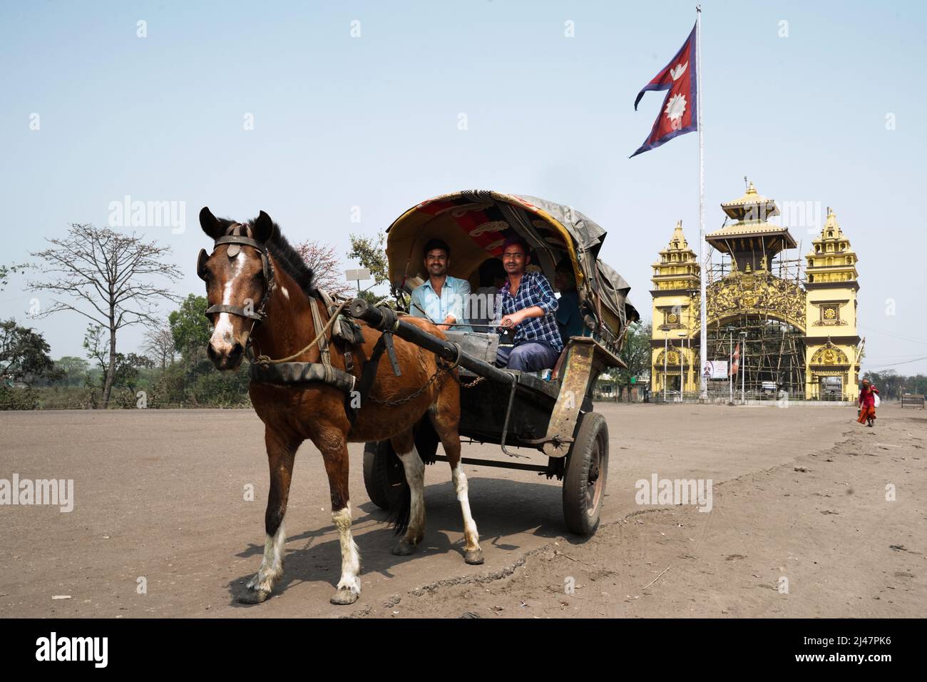 Chariot à cheval à la frontière, devant le drapeau népalais à la porte de Shankharacharya, porte d'entrée de l'Inde dans la ville frontalière népalaise de Birgunj Banque D'Images