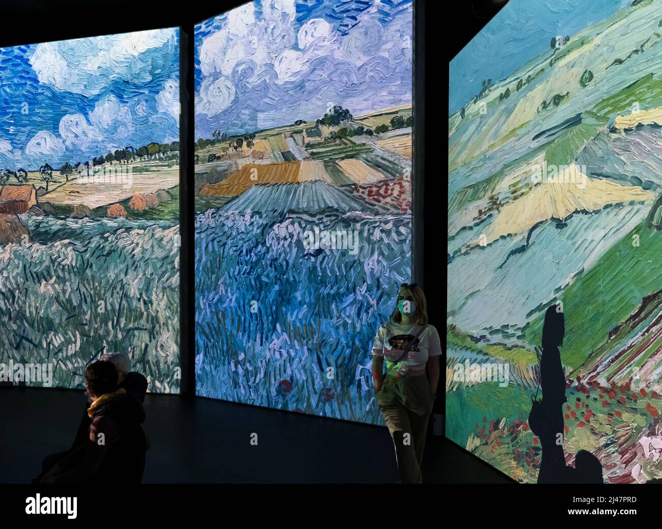 Personnes regardant l'exposition d'art Van Gogh Alive, Édimbourg, Écosse, Royaume-Uni Banque D'Images