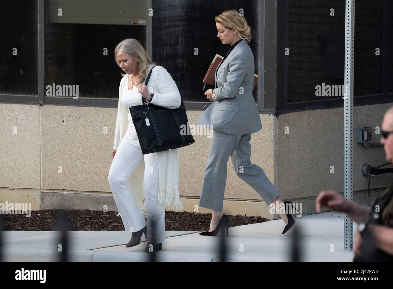 Fairfax, Virginie, États-Unis. 12th avril 2022. L'acteur Amber Heard(à droite) s'écarte du procès anti-diffamation intenté contre elle par Johnny Depp au palais de justice du comté de Fairfax. Crédit photo: Chris Kleponis/Sipa USA crédit: SIPA USA/Alay Live News Banque D'Images