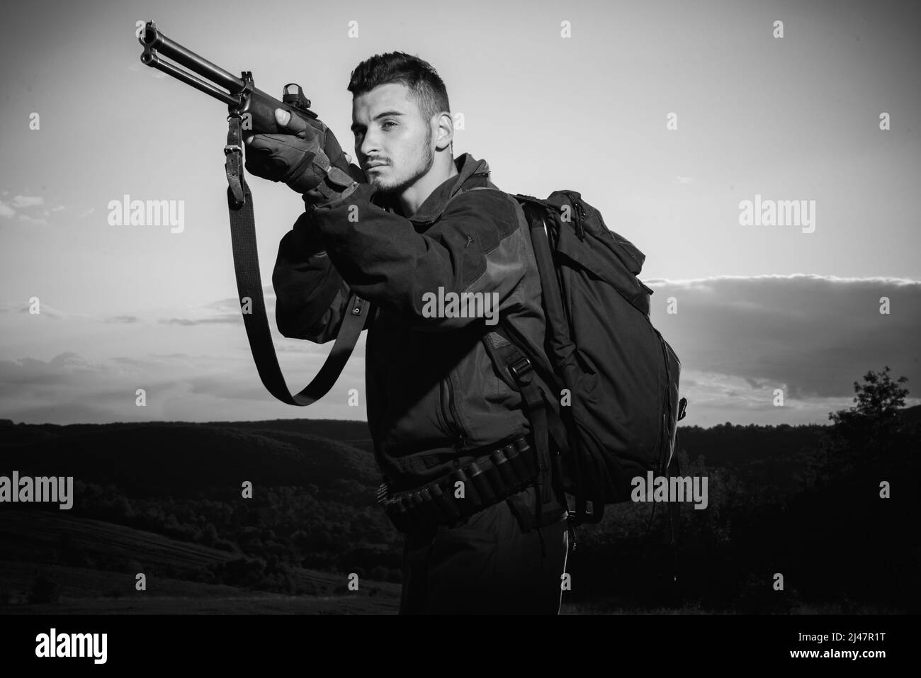 Tir sportif sur terre battue et skeet. Chasseur avec fusil de chasse. La chasse est la pratique de tuer ou de piéger des animaux. Fusil de chasse. Banque D'Images