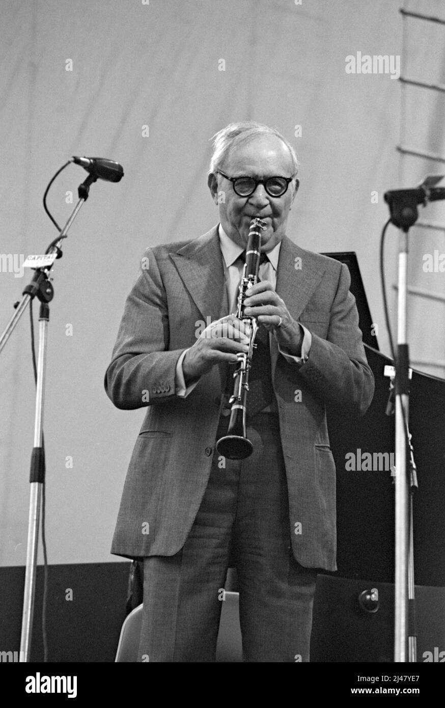 Le musicien de jazz américain Benny Goodman se produit au Capital radio Jazz Festival 1982 à Knebworth, Hertfordshire, en Angleterre. Banque D'Images