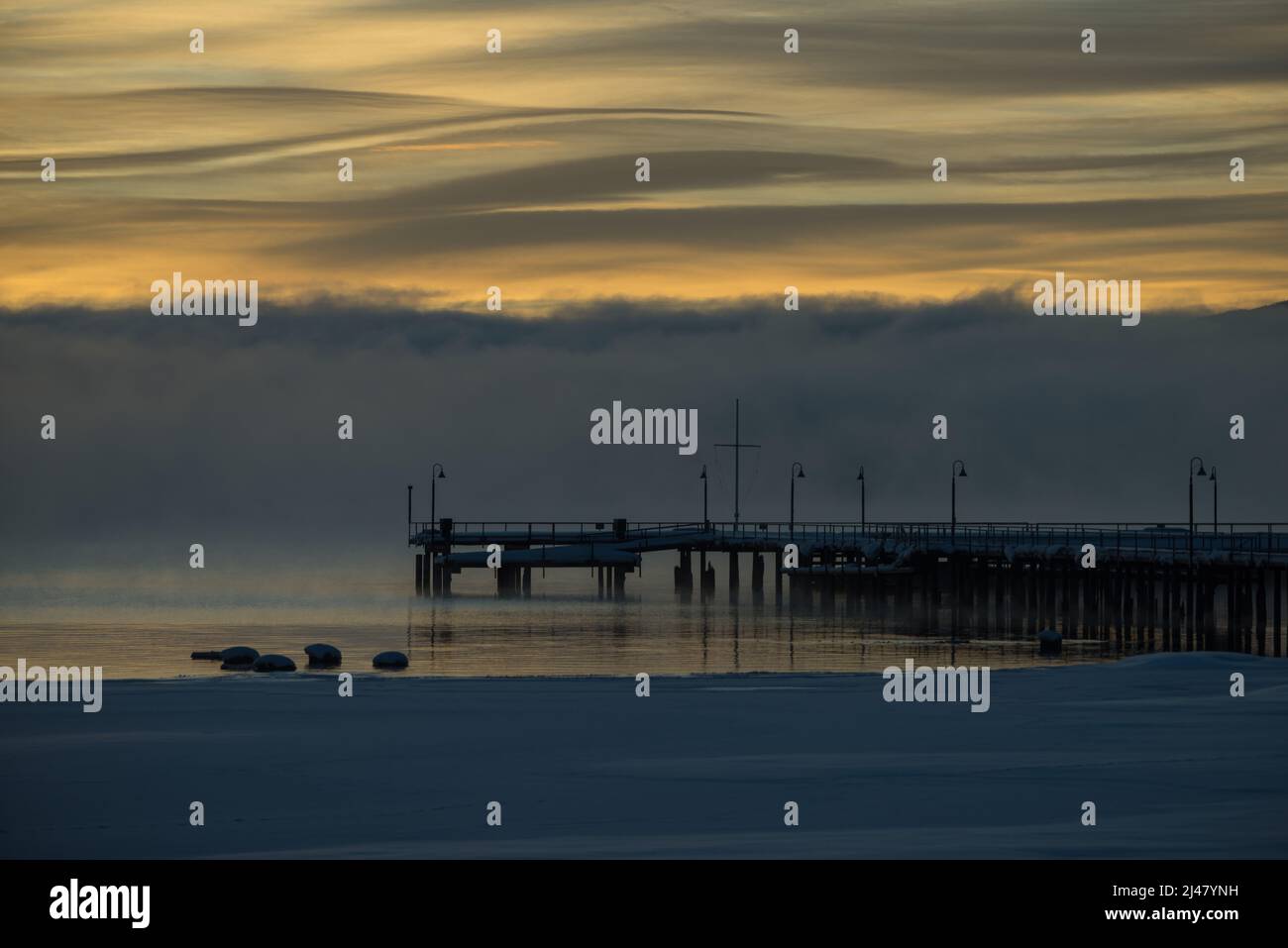 Un matin brumeux sur le lac Tahoe, Californie. Banque D'Images
