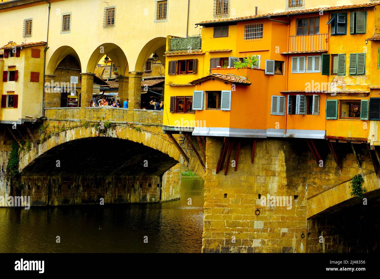 Le célèbre Ponte Vecchio est une attraction majeure à Florence Italie Banque D'Images