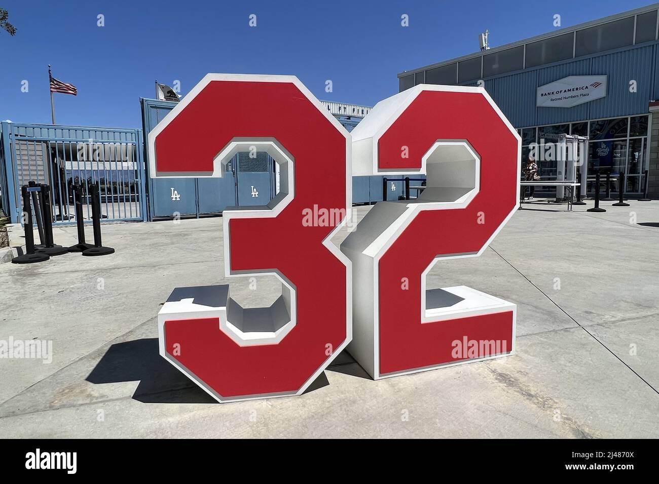 Le No. 32 de l'ancien lanceur des Dodgers de Los Angeles Sandy Koufax au Retired Numbers Plaza au Dodger Stadium mardi 12 avril 2022, à Los Angeles. Banque D'Images