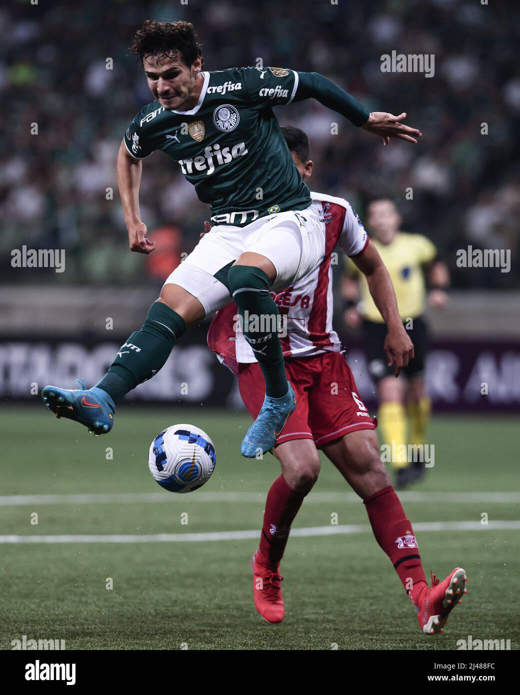 Sao Paulo, Brésil. 13th avril 2022. SP - Sao Paulo - 04/12/2022 - LIBERTADORES 2022, PALMEIRAS X INDEPENDIENTE PETROLERO - Palmeiras joueur Raphael Veiga dispute avec le joueur Independiente Petrolero Martin Chiatti lors d'un match à l'Arena Allianz Parque pour le championnat Copa Libertadores 2022. Photo: Ettore Chiereguini /AGIF/Sipa USA crédit: SIPA USA/Alay Live News Banque D'Images