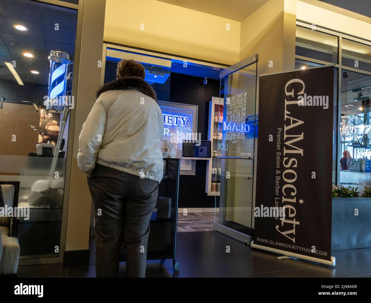 Bellevue, Washington, États-Unis - vers avril 2022 : vue d'une femme utilisant l'auto-enregistrement à GLAMSociety Banque D'Images