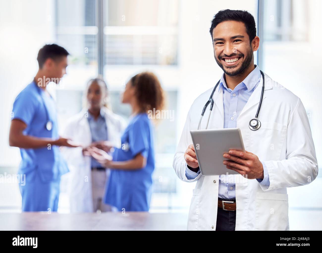 Aider les gens à revenir en bonne santé. Prise de vue d'un jeune médecin de sexe masculin utilisant une tablette numérique au travail. Banque D'Images