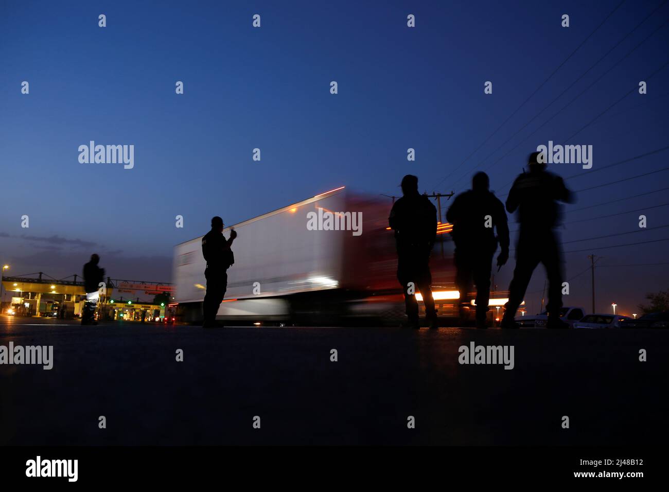 Des remorquesguides de la police d'État revenant des ÉtatsUnis après