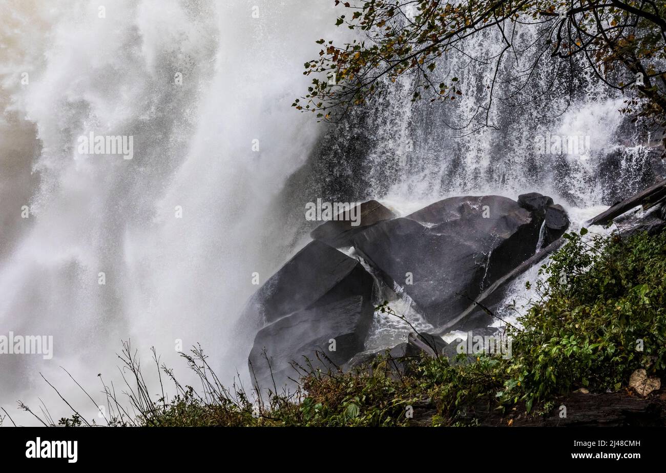 Rainbow Falls dans le parc national des Gorges, en Caroline du Nord, lors d'un important ruissellement. Banque D'Images