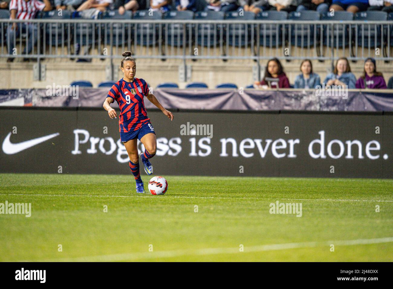 Mallory Swanson Pugh dribbling pendant un match de football américain de l'équipe nationale féminine. Femme professionnelle de football / femme de football Banque D'Images