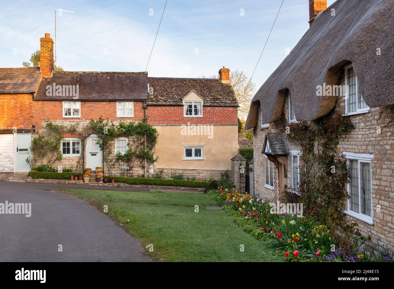 Cottages au lever du soleil le matin du printemps. Tredington, Warwickshire, Angleterre. Banque D'Images