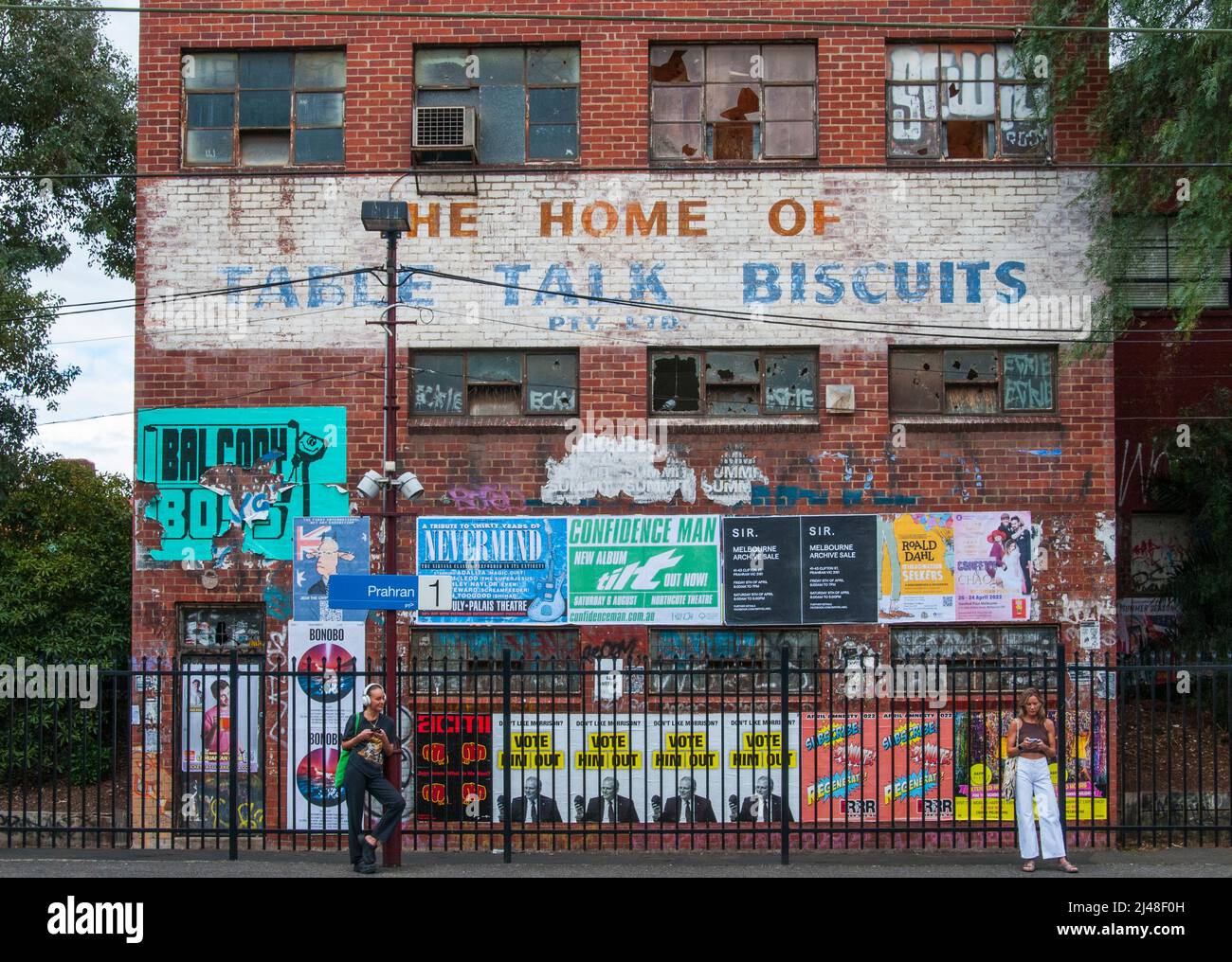 Le bâtiment historique de la fabrique de biscuits surplombe la gare de Prahran, à Melbourne, en Australie Banque D'Images