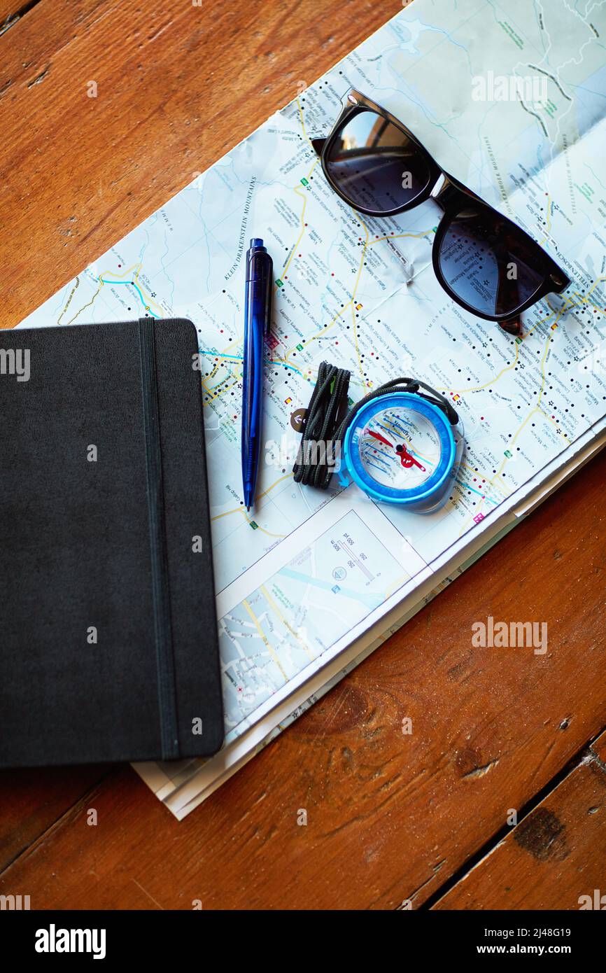 Allons faire une randonnée. Photo d'une carte et d'un équipement d'aventure disposés sur une table. Banque D'Images Allons faire une randonnée. Photo d'une carte et d'un équipement d'aventure disposés sur une table. Banque D'Images