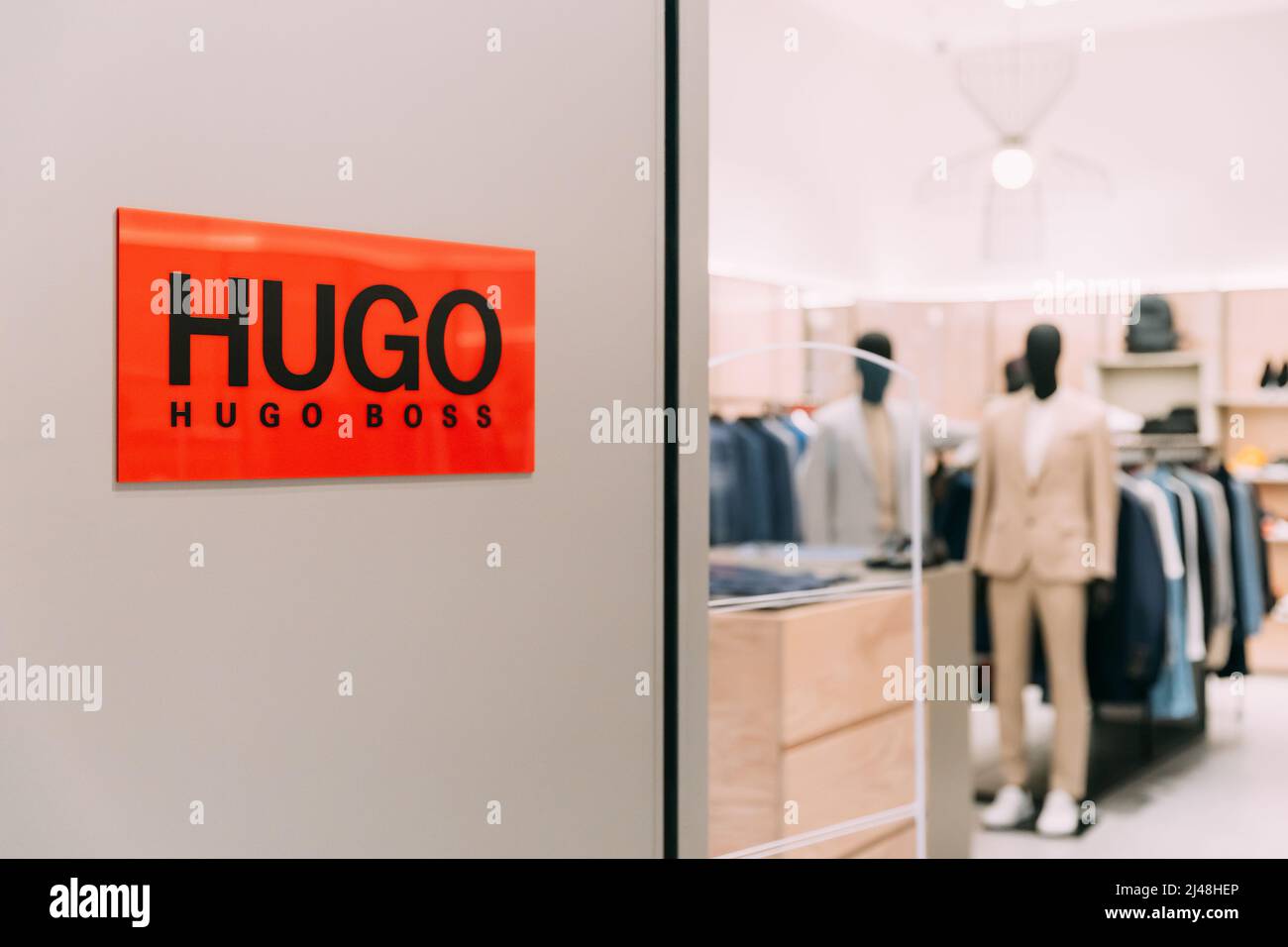 Dubai, Émirats Arabes Unis, Émirats Arabes Unis - 22 mai 2021 : logo logo signe de Hugo Boss est la marque de mode de luxe allemande au mur du magasin. Logotype Hugo Boss Banque D'Images