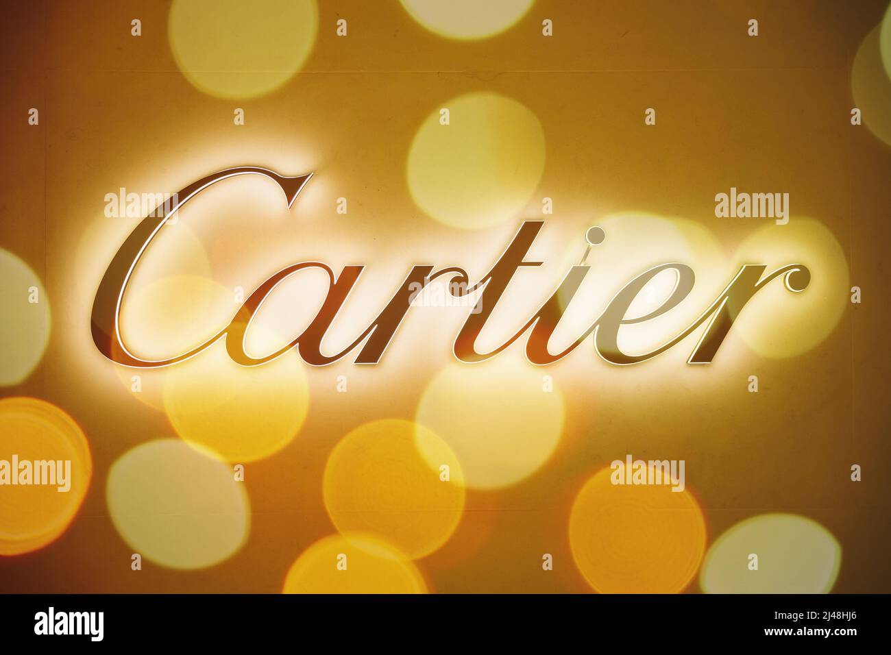 Dubai, Émirats Arabes Unis - 28 mai 2021 : logo de Cartier est la marque française au mur du magasin. Cartier International SNC, Cartier est Banque D'Images