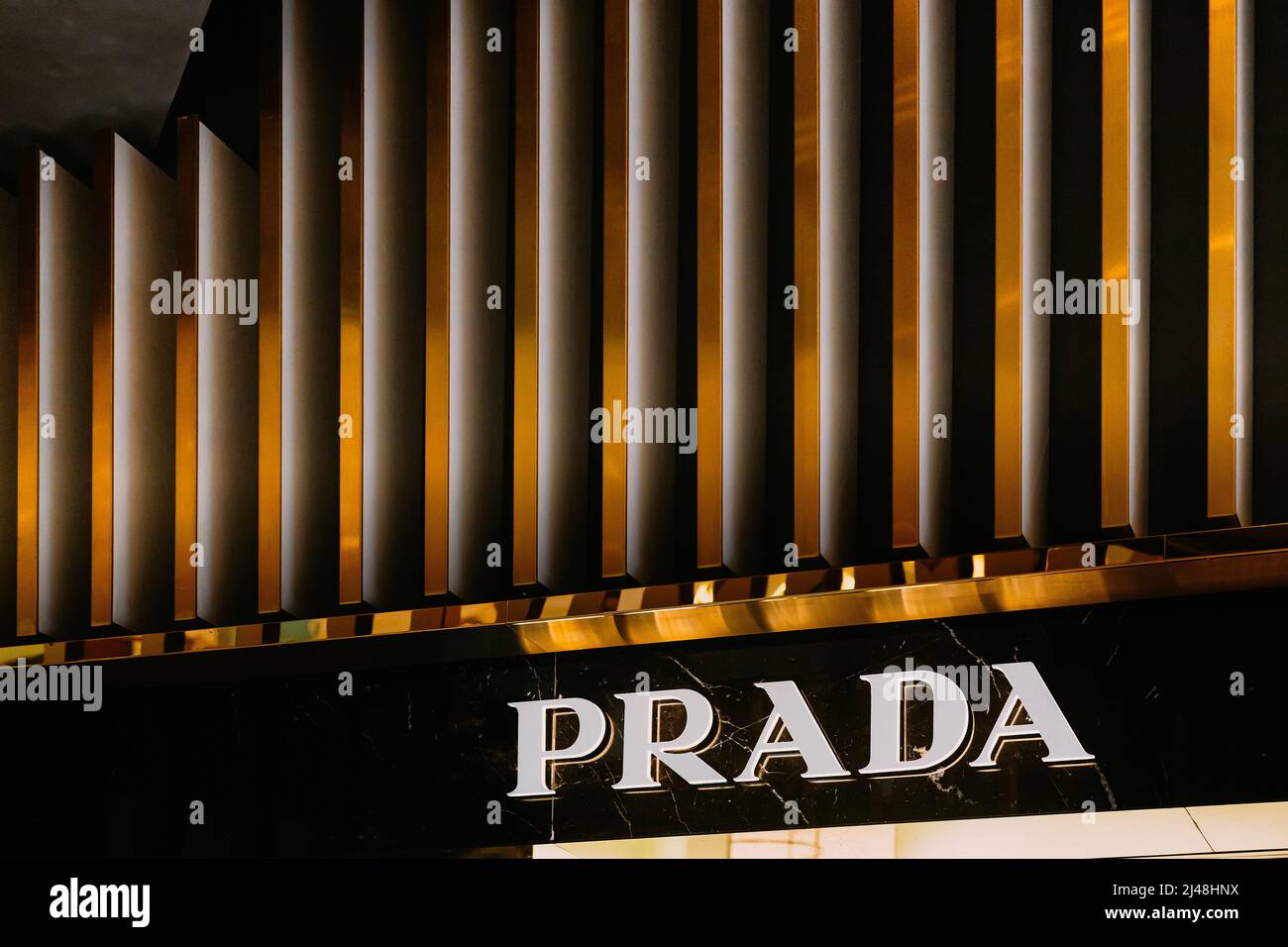 Dubai, Émirats Arabes Unis - 22 mai 2021 : logo du logo de Prada est une marque italienne de mode de luxe au mur du magasin. Logo blanc Prada Banque D'Images