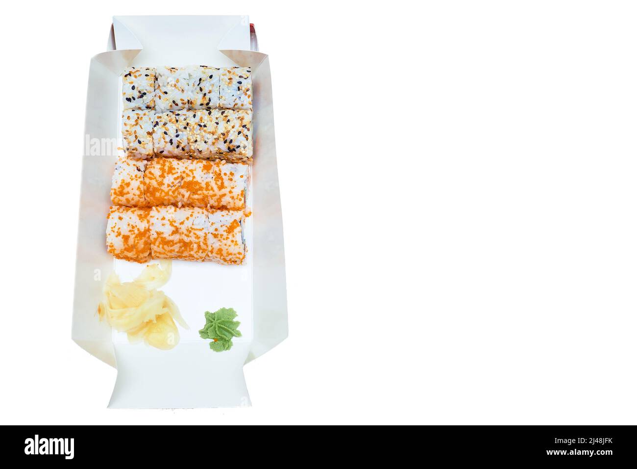 Sushi à livraison rapide. Petits pains, gingembre et sauce verte épicée dans l'emballage isolé Banque D'Images