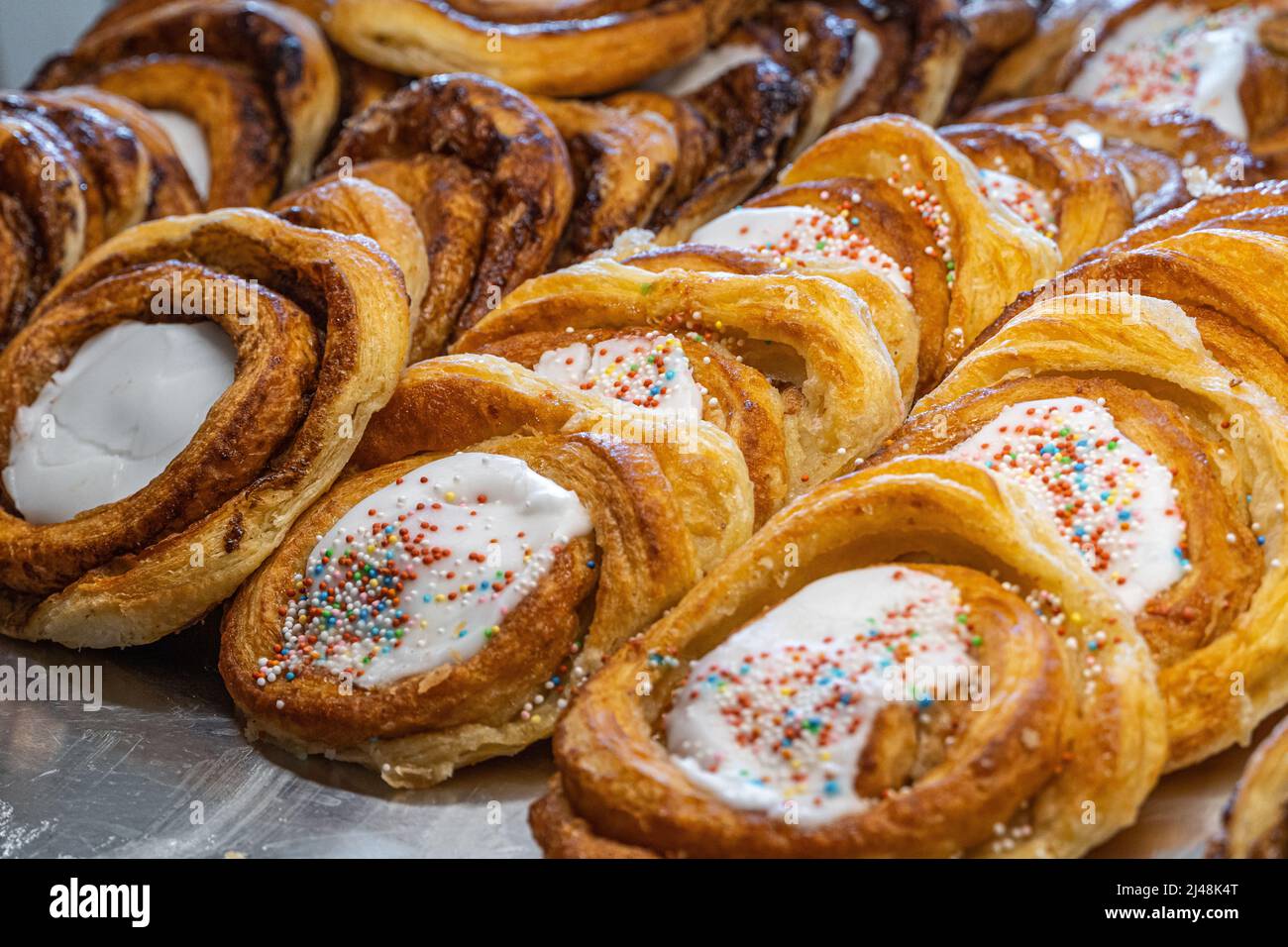 Gâteau danois typique, soyage de flade, dans une fenêtre de magasin à Copenhague. Copenhague, Danemark, Europe Banque D'Images