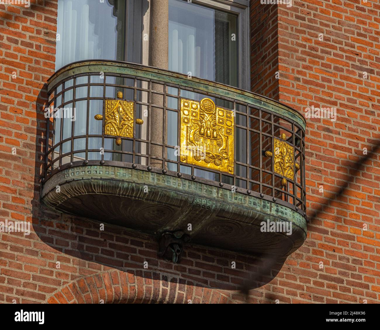 Balcon avec rampes en cuivre et en laiton et décorations dorées de l'hôtel Palace de Copenhague. Copenhague, Danemark, Europe Banque D'Images