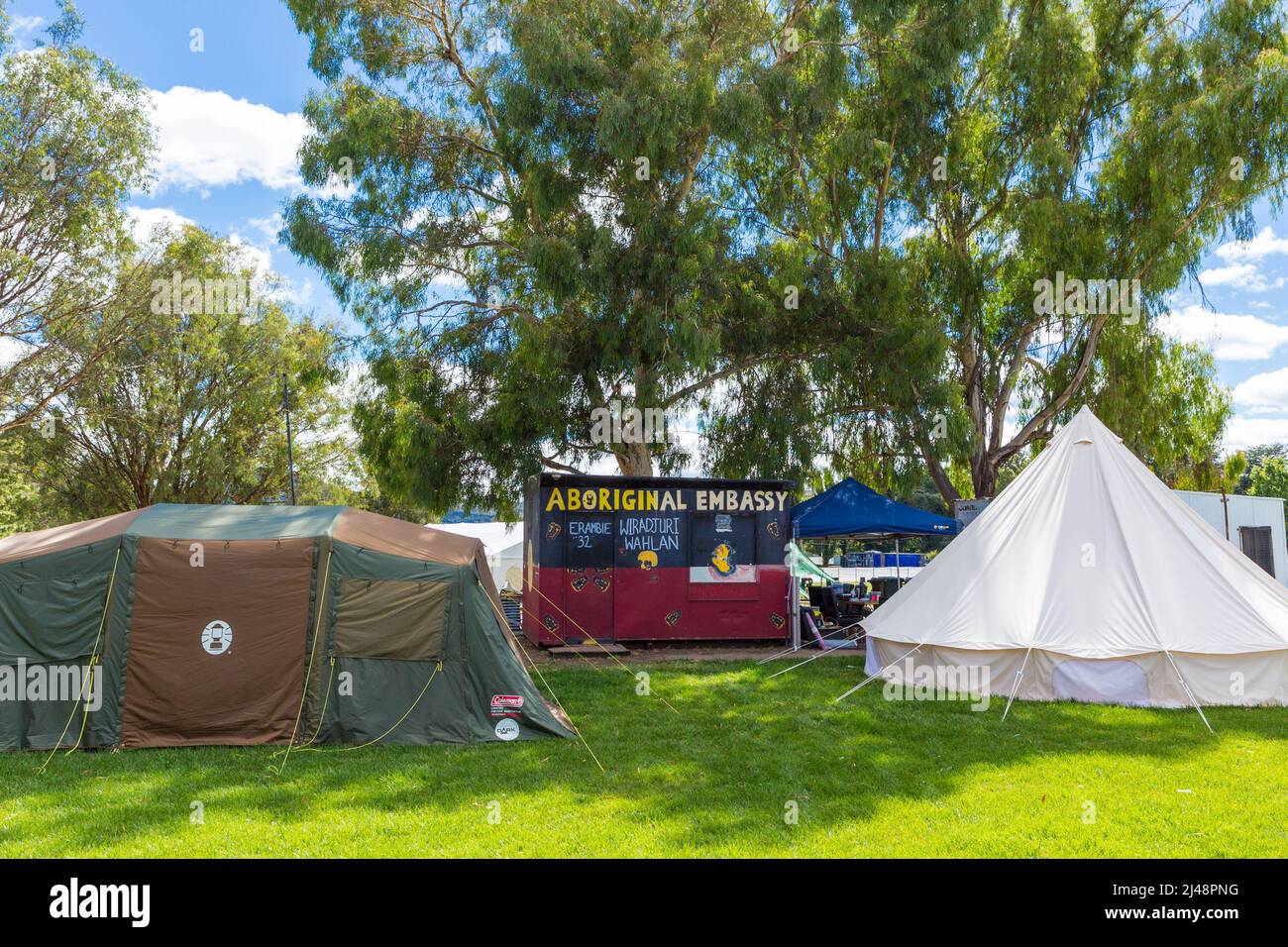 L'ambassade de tente aborigène est un site permanent de protestation et d'occupation à Canberra pour représenter les droits politiques des autochtones australiens. Banque D'Images